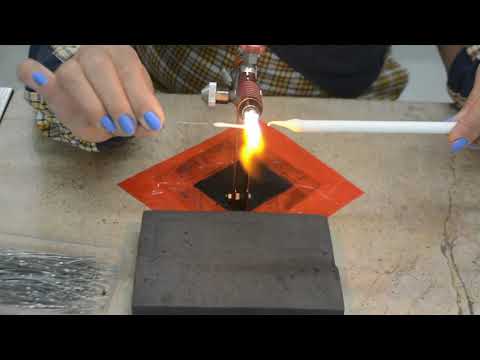 Видео: Цветок из стекла можно создать дома