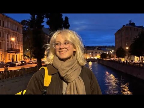 Видео: Певица Наоко Стоптайм вышла на улицу петь песни иноагентов посадить за госизмену