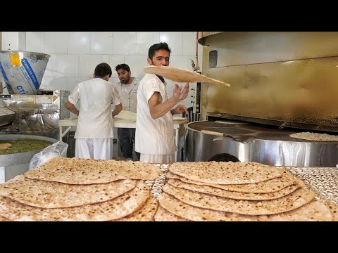 Видео: Выпекаем вкусный хлеб Тафтун полутрадиционным способом в Исфахане | видео о выпечке хлеба