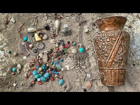 Видео: ОХОТА ЗА СОКРОВИЩАМИ МЕТАЛЛОИСКАТЕЛЯМИ - 2021