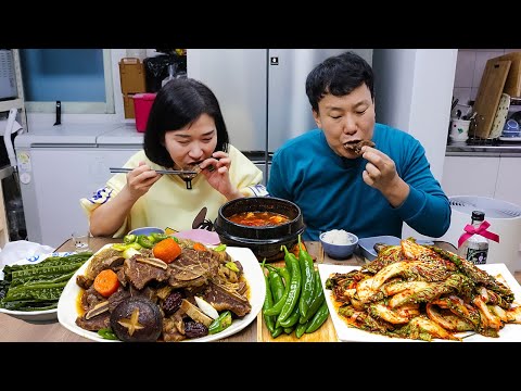 Видео: Корейская домашняя еда | Тушеные короткие ребрышки  Doenjang-jjigae АСМР МУКБАНГ EATING SHOW