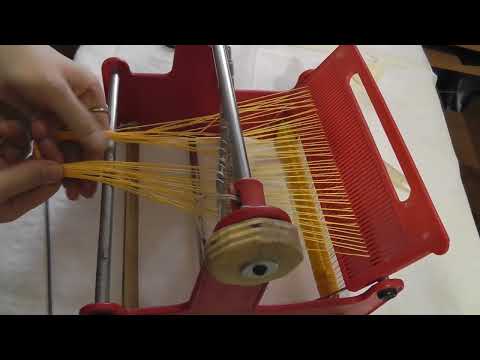 Видео: Детский ткацкий станок. Заправка. Ткачество