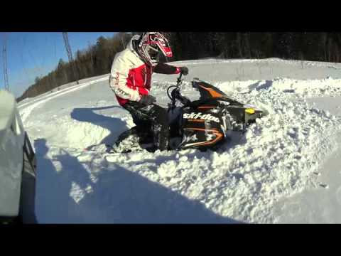 Видео: Снегоходом в пень в пухляке