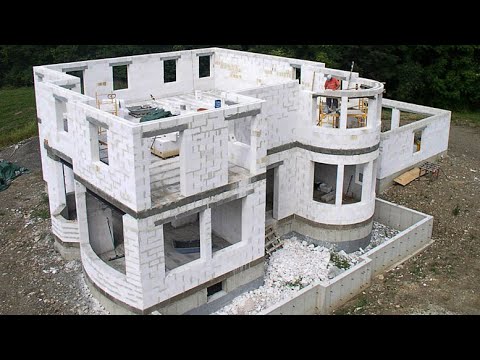 Видео: Кладка газобетона на клей-пену и минеральный клей - сравнение технологий