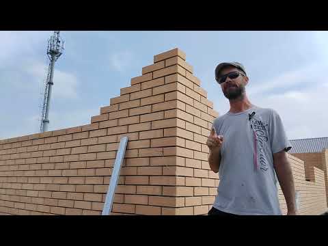 Видео: кладка кирпича - заводим правильный угол