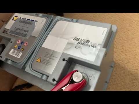 Видео: Golf 7: Замена аккумуляторной батареи, зарядка и адаптация.