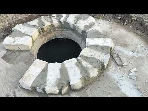 Видео: Підмуровка та монтаж каналізаційного люка - (просто все разом)