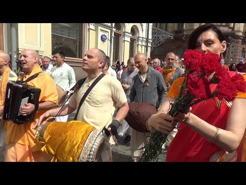 Видео: 2019 05 09 Харинама в Москве на Кузнецком Мосту (1/2)