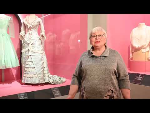 Видео: Онлайн-экскурсия по выставке «Кринолин. Жакет. Свитшот. Стиль большого города»