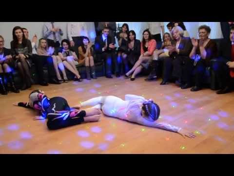 Видео: Акробатический танец "Инь-Ян" (выступление на свадьбе). Acrobatic dance on wedding