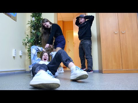 Видео: МАША И АНЯ ПОССОРИЛИСЬ ИЗ-ЗА ИЛЮШИ!!!