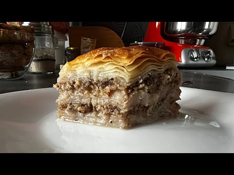 Видео: Баклава с ръчно точени кори. Уникално вкусна и лесна! Всеки може да я направи!