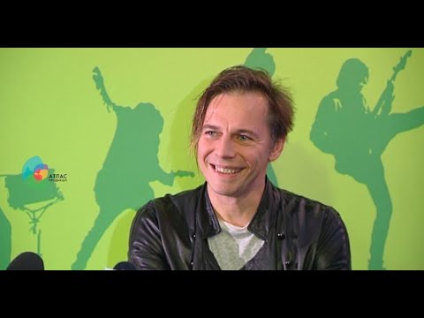 Видео: Мумий Тролль Илья Лагутенко на пресс-конференции рассказал, что любит жвачки и китайских художников.