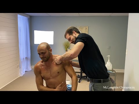 Видео: У него самые крепкие узлы 😣 Он хрустит суставами и вгрызается в мягкие ткани, чтобы помочь! — Час...