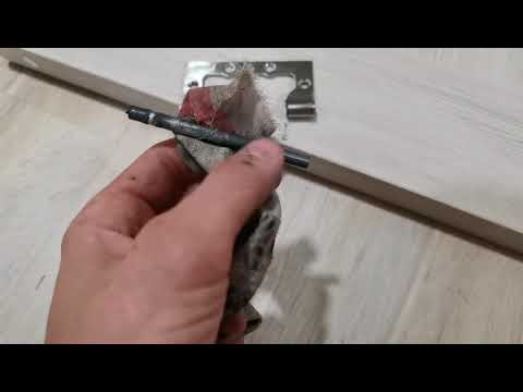 Видео: Ремонт дверных петель (петли бабочки)