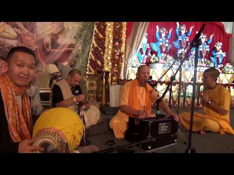 Видео: Вечерний киртан (Е.С. Бхактивайбхава Свами). Садху Санга 2018 - 10.09.2018