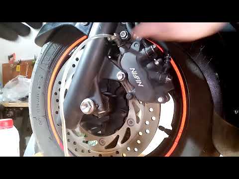 Видео: Хонда Сильвер Винг 600ГТ,замена тормозной жидкости