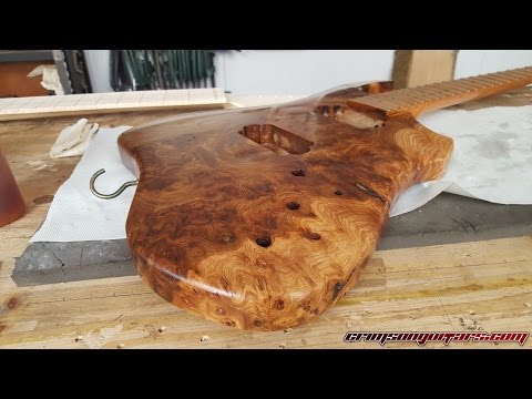Видео: Учебное пособие — Покрытие маслом гитары из вяза, изготовленной на заказ