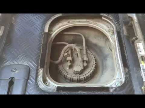 Видео: Hyundai Grand Starex 2.5 td crdi H-1 чистка топливной сетки в баке how to clean fuel filter