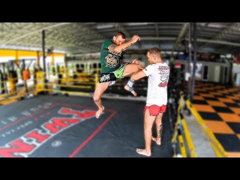 Видео: Колени от Басынина. Как бить в печень коленом. Удар коленом в прыжке. Упражнения.