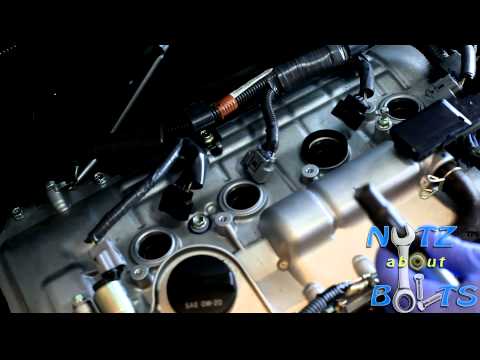 Видео: Снятие и установка свечей зажигания Toyota Prius 2010-2015 HD