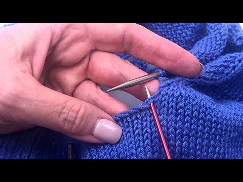 Видео: Поднятие петель для подмышки на свитере, связанном сверху вниз, — без дырок!
