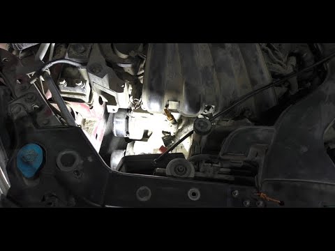Видео: Замена помпы охлаждения двигателя на Ниссан Тиида 1,6  Nissan Tiida  2008 года
