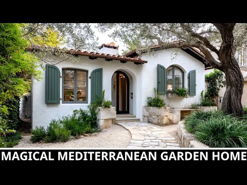 Видео: Сказочный средиземноморский коттедж: крошечный белый дом, окруженный зеленым раем