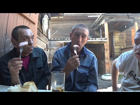 Видео: Обед в ограде с Батей и Валерой! обедаем докторской колбасой с хлебом!