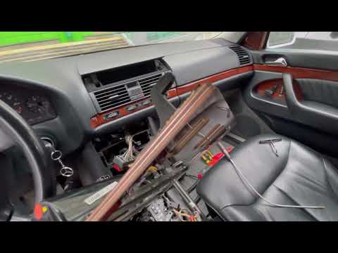 Видео: W140 снятие демонтаж дерева центральной консоли рестайлинг #w140 #mercedes #mercedesw140 #s600