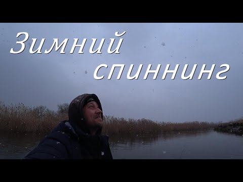 Видео: Снегопад и сильный ветер: Неожиданная история на лодке