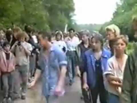 Видео: Поклонники на Бог-ском кл-ще в день похорон В.Цоя 19.08.90