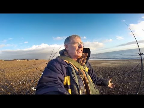 Видео: Зимняя морская рыбалка на червей в темноте