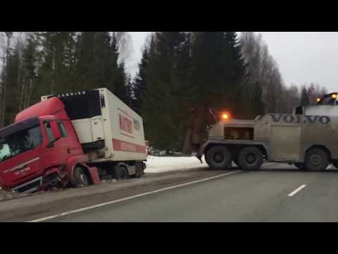 Видео: Подъем фуры из кювета (полная версия)