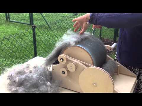 Видео: Раcчёсывание Шерсти 2 ***