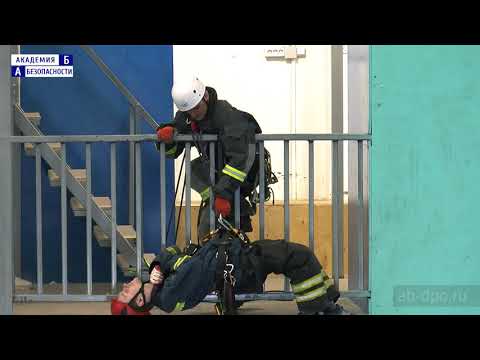 Видео: Занятие №100. Спасение пострадавшего, зависшего на балконе. Вариант №1