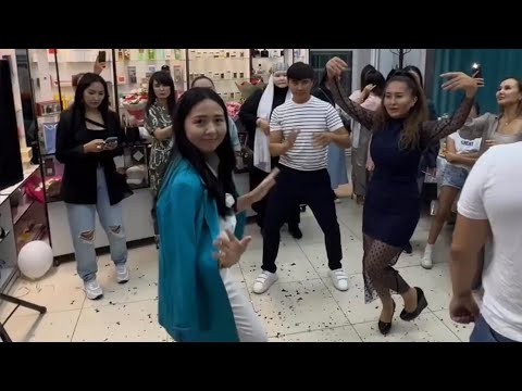 Видео: Бир болайк катысушылары Акжаркын(Жора) парфюм магазинынын ашылуына жиналды