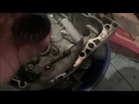 Видео: Замена направляющей выжимного подшипника, сальника и подшипника первичного вала Рено Логан