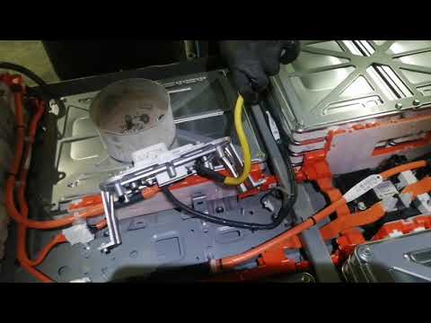 Видео: Установка Дополнительной батареи 1 часть.