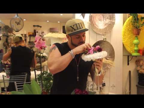 Видео: Мастер-класс Славы Роска. Свадебный букет с фиалками на порт-букете.