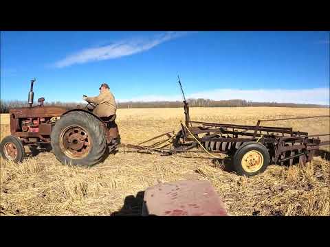 Видео: Обработка почвы с помощью McCormick Super W6TA и IH One Way