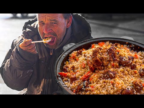 Видео: Плов. Бесплатно кормим людей. Раздаем еду нуждающимся.