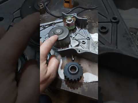 Видео: Замена подшипника помпы на Honda st 1100 pan european ч. 2