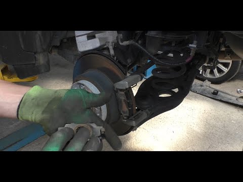 Видео: Замена задних тормозных колодок на Toyota RAV4 2,5 Тойота РАВ 4 2018 года