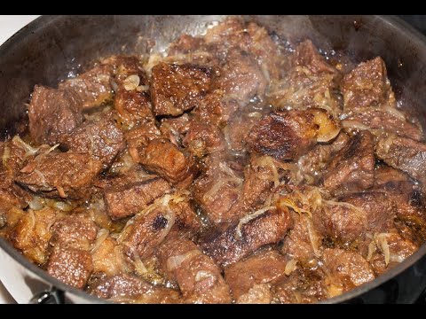 Видео: Готовим в казане СВИНИНА С ЧЕСНОКОМ И ЛУКОМ НА КОСТРЕ