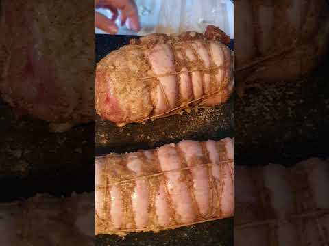 Видео: Рулет сделаный из сало.