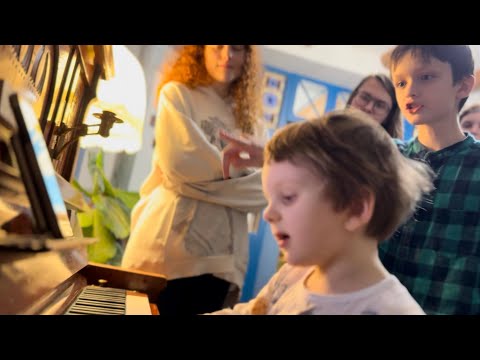 Видео: Gavriil accompanies sisters at a family party-Гавриил аккомпанирует сестричкам на семейном празднике