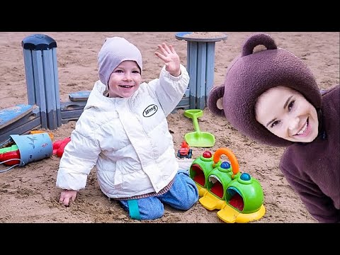 Видео: Маленькая Вера - Медведь и дядя Федор играют во дворе в песочнице