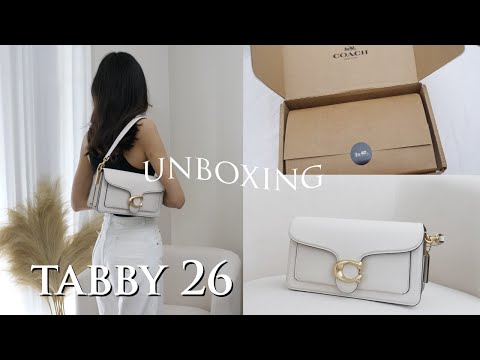 Видео: Распаковка Coach Tabby 26 2023 года | Что поместится в сумку, которая неподвластна времени? Обзор...