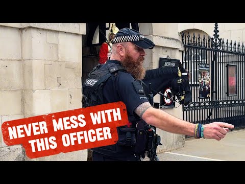 Видео: ВЕРНИТЕСЬ! Никогда не связывайтесь с этим вооружённым полицейским.